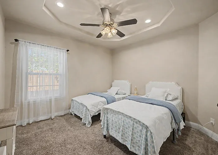 Custom 3br Near Dickies, Tcu & Stockyards * Fort Worth