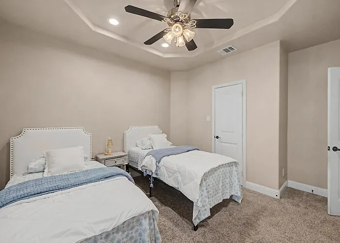 Custom 3br Near Dickies, Tcu & Stockyards Fort Worth