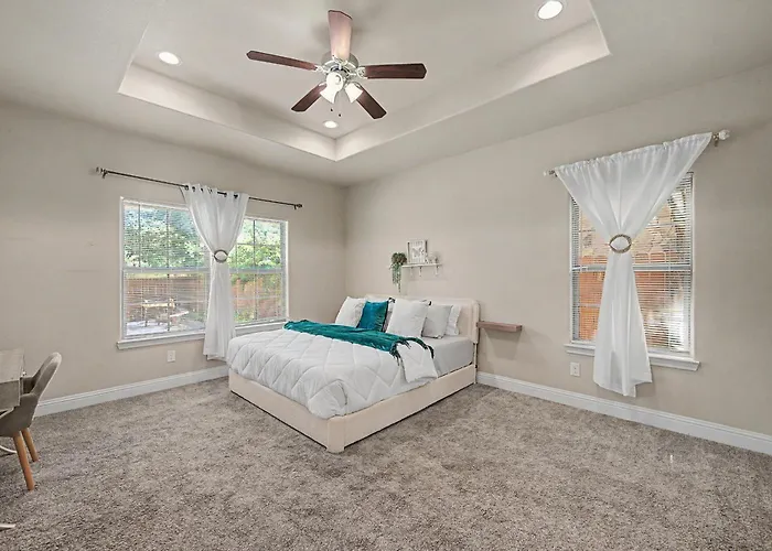 Custom 3br Near Dickies, Tcu & Stockyards * Fort Worth